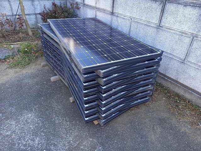 葺き替え工事で取り外しが完了した太陽光パネル