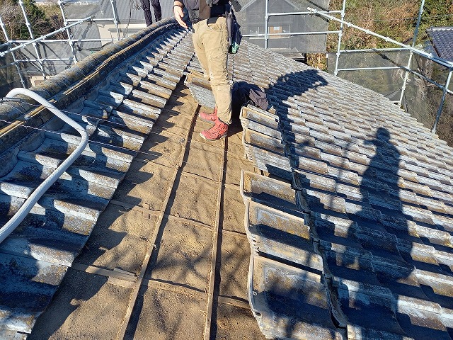 屋根葺き替え工事平部セメント瓦の一部を解体している様子