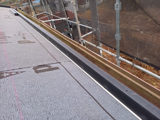 屋根葺き替え工事の瓦座取り付け状況