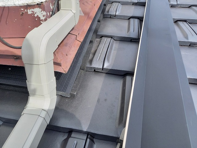 屋根葺き替え工事の雨押え板金の下地材取り付け状況