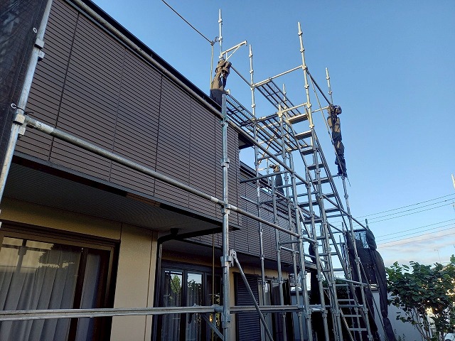 屋根カバー工事を行うための足場設置施工状況