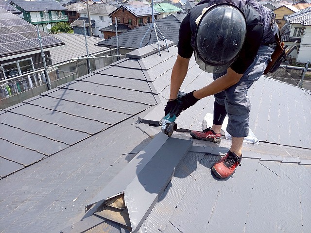 屋根カバー工事のグラインダーを用いた棟板金の解体