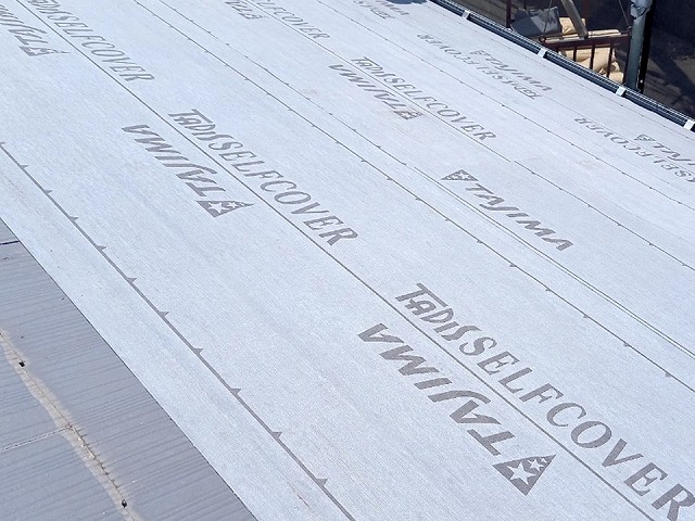 屋根カバー工事で使用する防水シート「タディスセルフ」