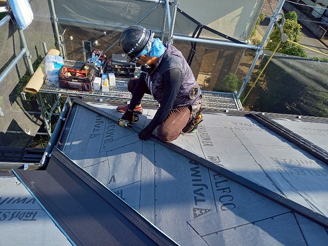 屋根カバー工事の隅棟部への樹脂製下地材取り付け状況