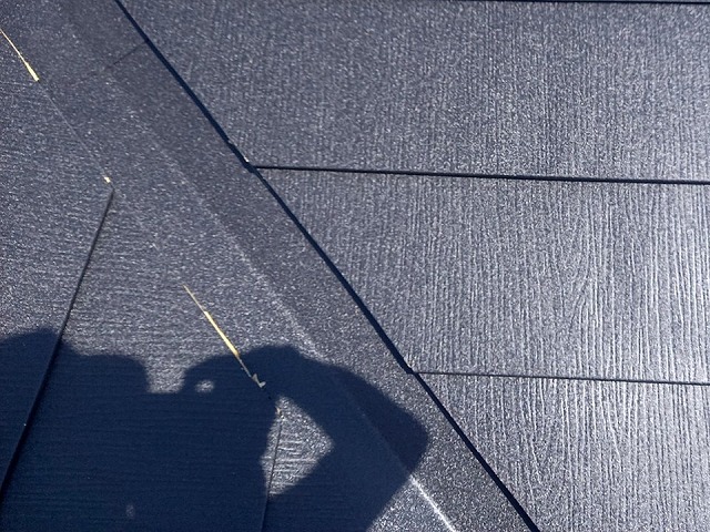 屋根カバー工事で谷の形状に合わせて「スーパーガルテクト」をカットした状況