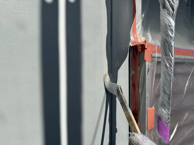 アパート外壁塗装工事の「エスケープレミアムシリコン」を用いたハケ塗り