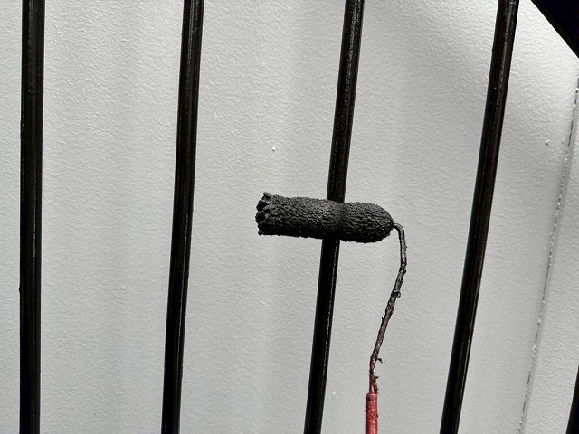 アパート外部鉄骨階段塗装工事の上塗り施工状況