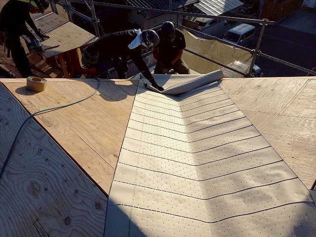 屋根葺き替え工事の雨漏りが多い谷部への防水シート敷設