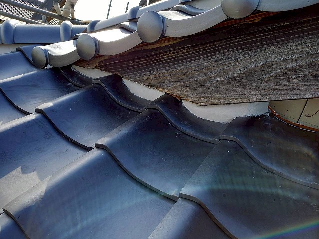 屋根葺き替え工事で下屋根と破風との間に漆喰材を塗り付け