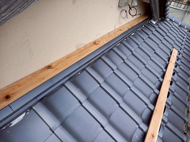 下屋根と外壁との取り合い部へ設置したのし瓦の上に木下地を取り付け