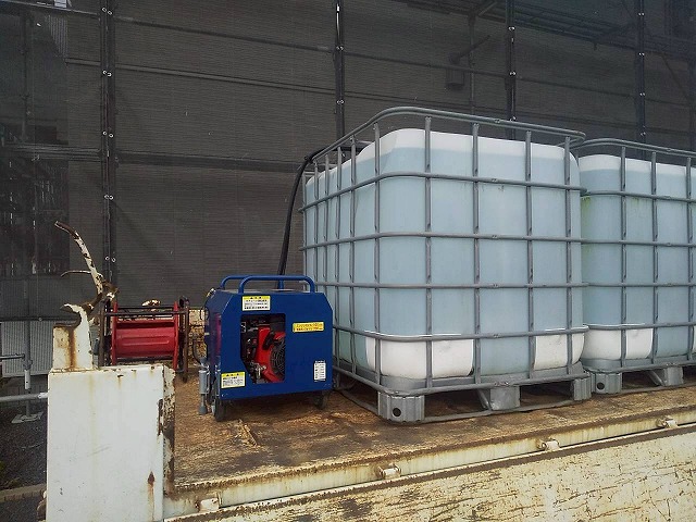 アパート屋根塗装工事の高圧洗浄で使用するコンプレッサーやポリタンク