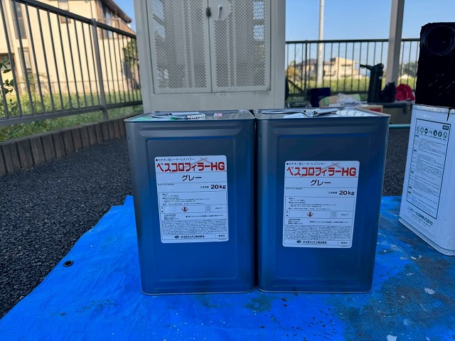 カラーベスト屋根塗装工事の下塗りに使用するカチオン系下地調整材「ベスコロフィラーHG」