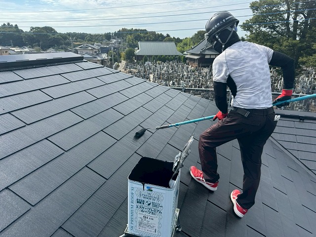 アパート屋根塗装工事のカラーベスト屋根への上塗り施工