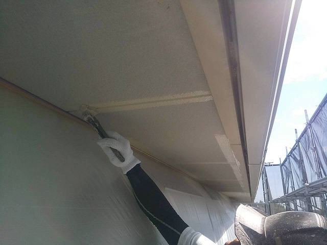アパート建物塗装工事の軒天塗装1回目のハケ塗り