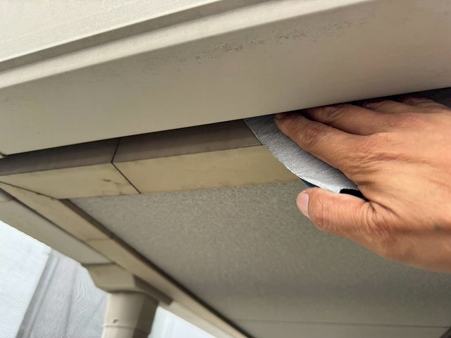 アパート建物塗装工事の鼻隠しへのケレン処理の様子