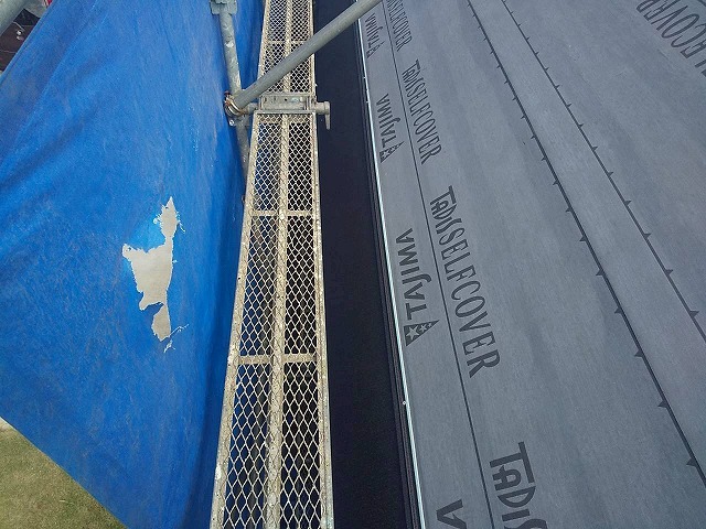 カバー工法による屋根改修工事のスーパーガルテクト1段目施工