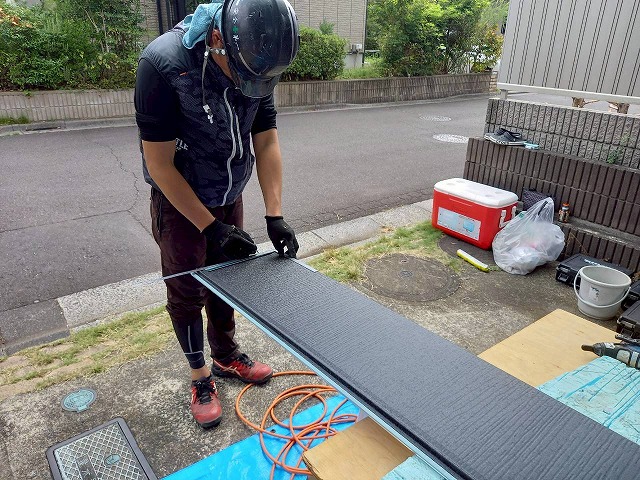 SGL鋼板屋根「スーパーガルテクト」を現場サイズに合わせてカットしている様子