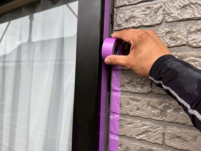 シーリング打ち替え工事のサッシまわりマスキングテープ養生