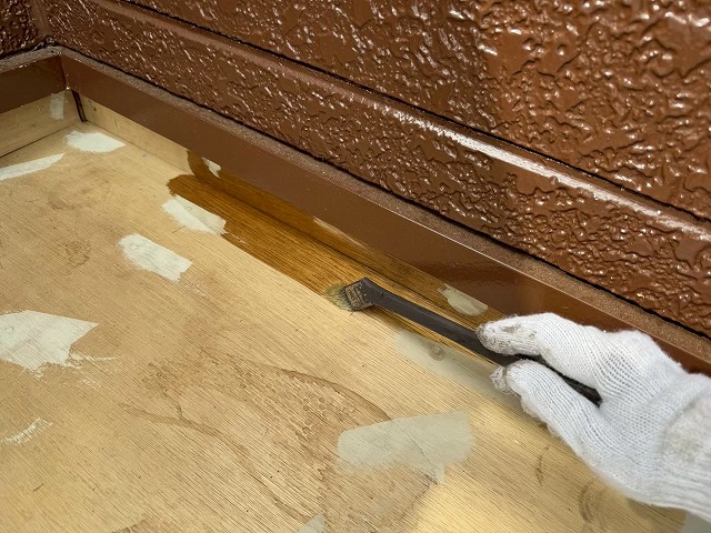 ウレタン塗膜防水工事のハケによるプライマー塗布