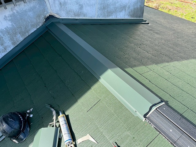 屋根葺き替え工事で棟板金のつなぎ目に捨てコーキングを打設した状況