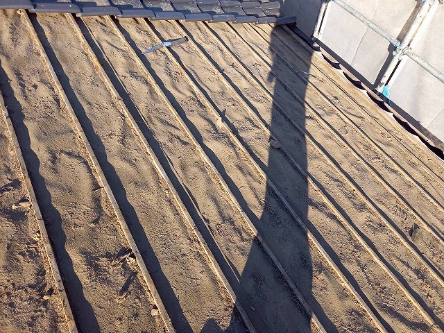 屋根葺き直し工事の既存瓦材を取り除いた状況