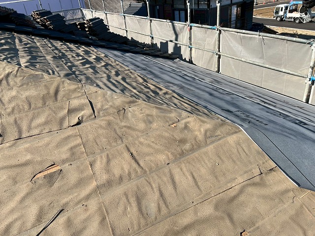 屋根葺き替え工事の防水シート軒先施工