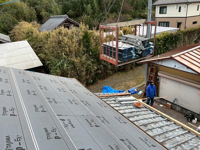 瓦屋根葺き替え工事で使用する屋根材の搬入状況