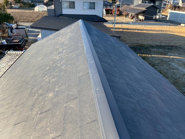 地震の影響で棟が崩れた屋根への葺き替え工事が完成