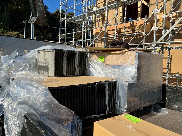 新築住宅屋根仕上げ工事で使用する「ROOGA（ルーガ）鉄平」の搬入