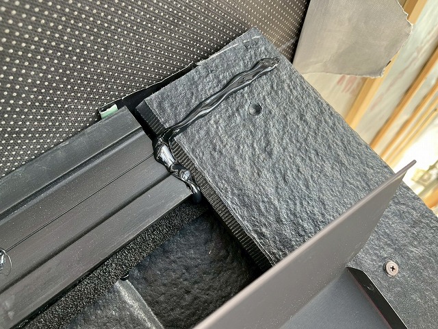 雨押え役物を設置する位置への捨てコーキング施工状況