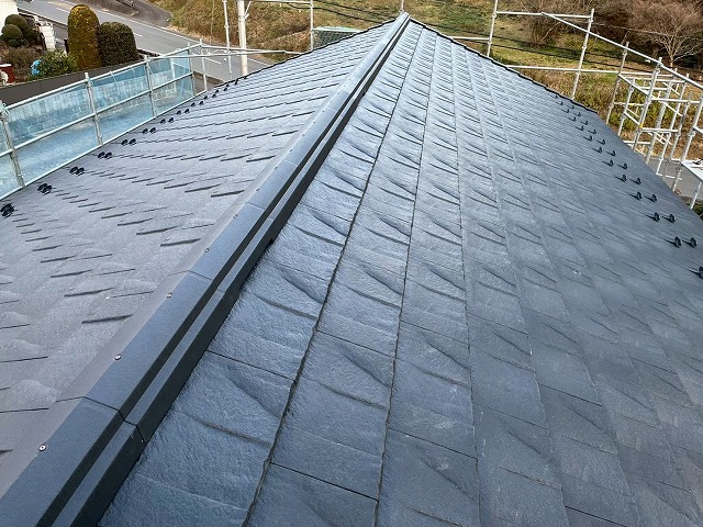 「ROOGA（ルーガ）鉄平」による屋根工事の仕上がり状況