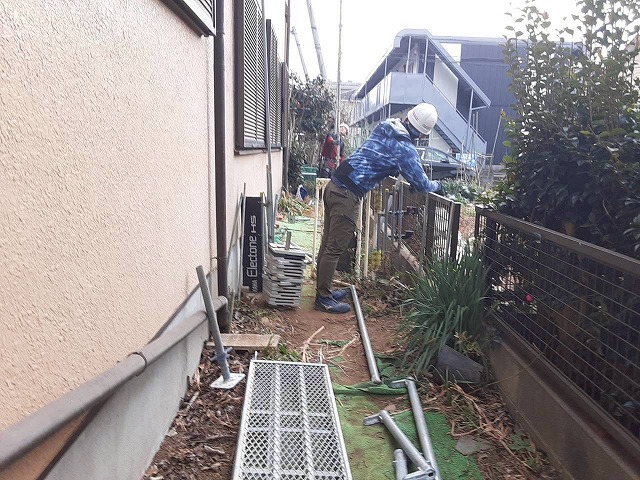 雨樋交換工事の足場組み立て状況