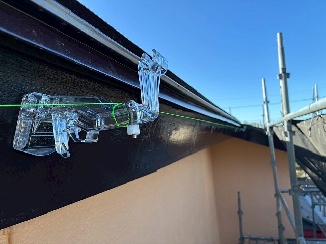 雨樋交換工事の軒樋吊具の勾配調整