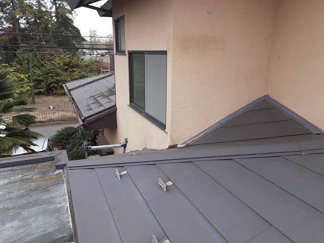 現場調査で金属屋根の劣化状況を確認