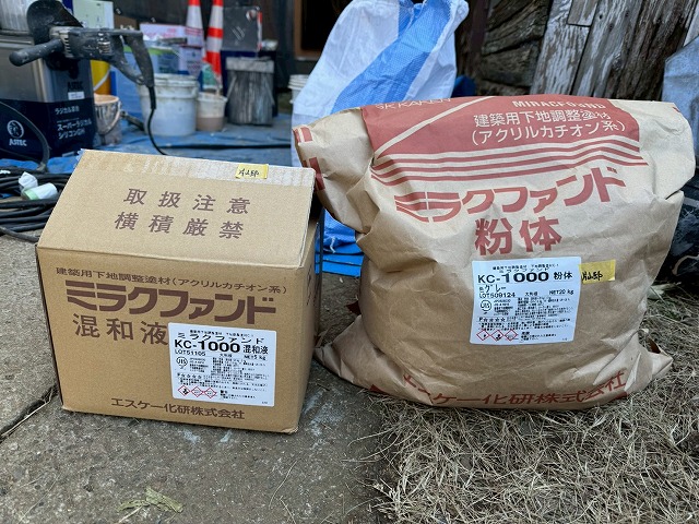 陸屋根防水工事のノロ引きで使用する「ミラクファンドKC-1000」