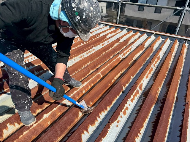 アパート折板屋根塗装工事のケレン棒を用いたケレン処理