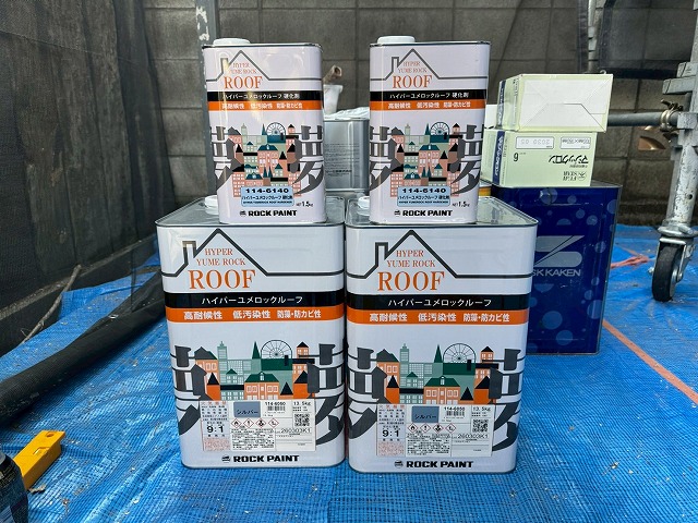 アパート折板屋根塗装工事の中塗りで使用する「ハイパーユメロックルーフ」