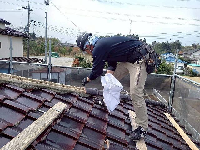 棟瓦を固定している番線を切断しながら既存棟瓦を取り外し