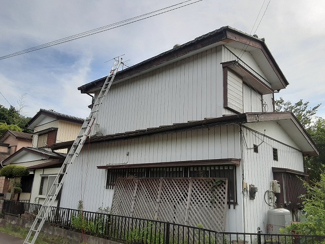 2階建て住宅に梯子を掛けて調査