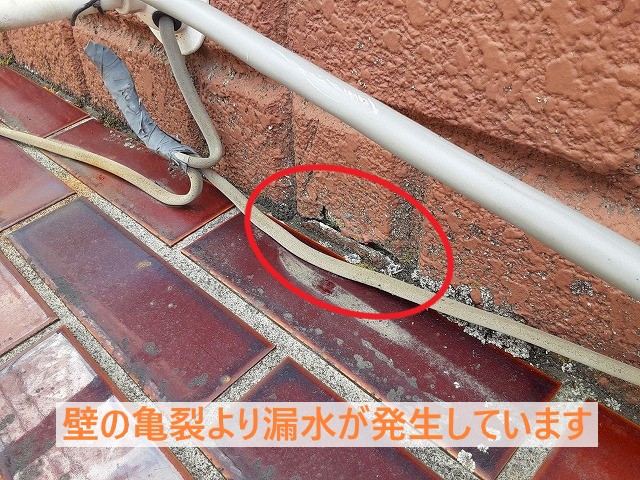 壁と屋根の取り合いには亀裂が入っています