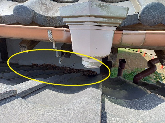 増築箇所の屋根に溜まった枯葉