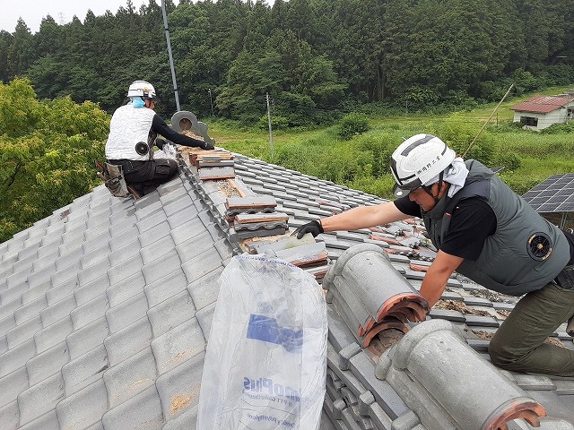 棟瓦を解体します