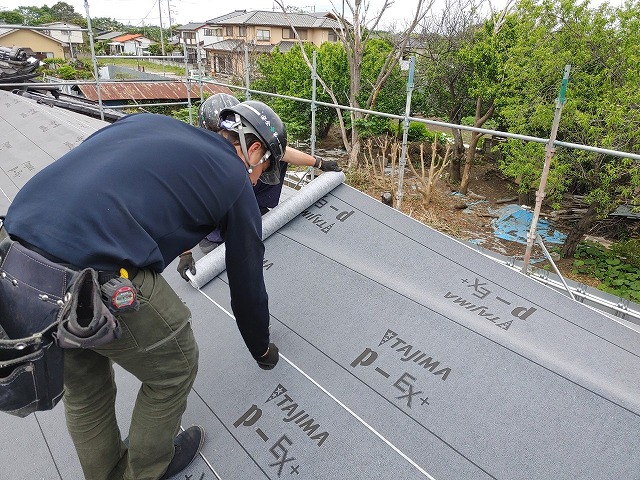 PカラーEX+(プラス)を屋根の頂上部に張る屋根職人