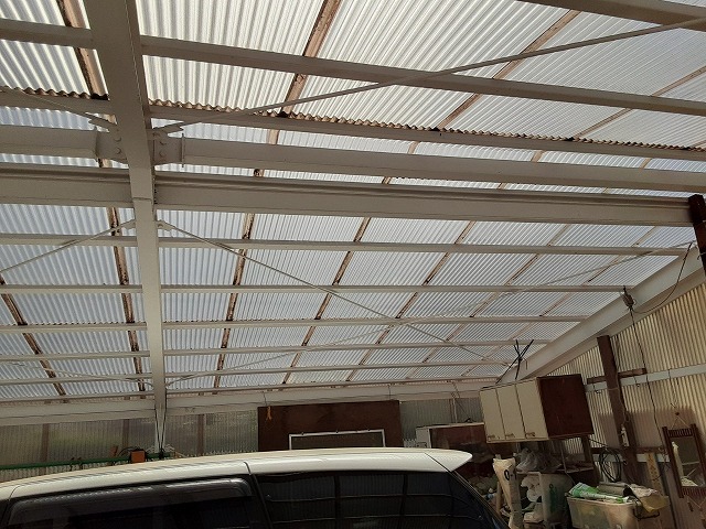 波板張り替えを行うための無料点検を行っているカーポート