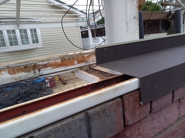 カーポート波板張り替え工事でレンガ塀の天端に水切り板金を被せた状況