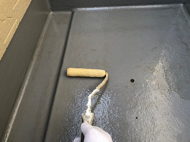 FRPベランダ防水工事の床面へのプライマー塗布