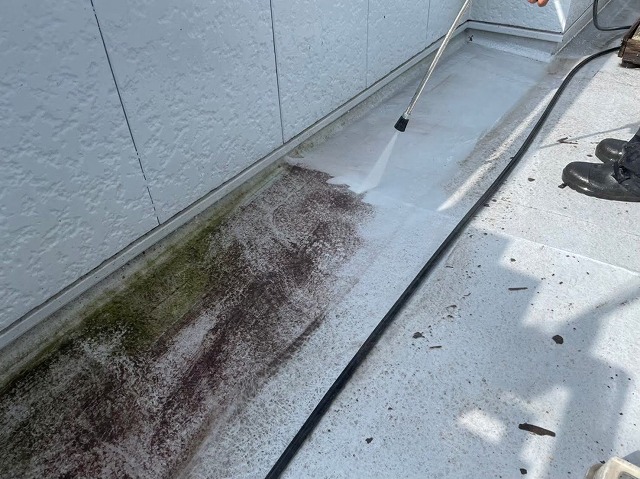ベランダ防水メンテナンスで床面の汚れを除去するための高圧洗浄
