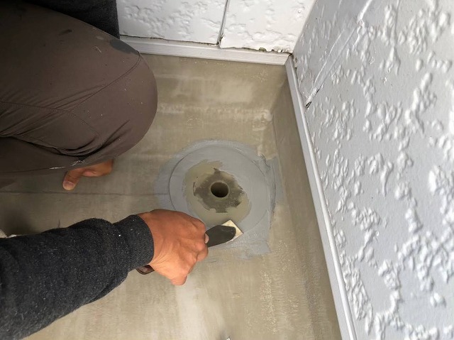 ベランダFRP防水工事で改修用ドレン周囲へのコーキング処理