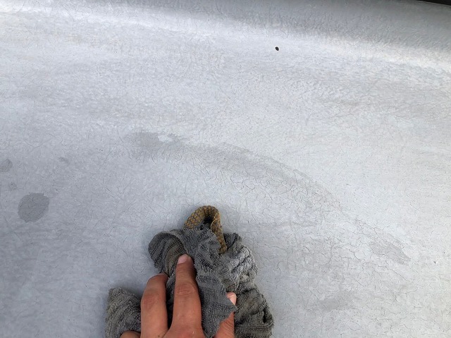 FRP防水トップコート塗り替えメンテナンスのアセトン拭き工程