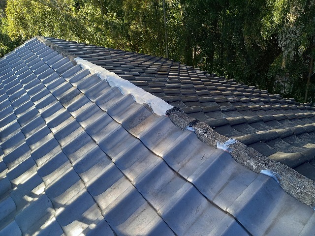 倒木で崩れた屋根棟部をなんばん漆喰の塗り固めた状況